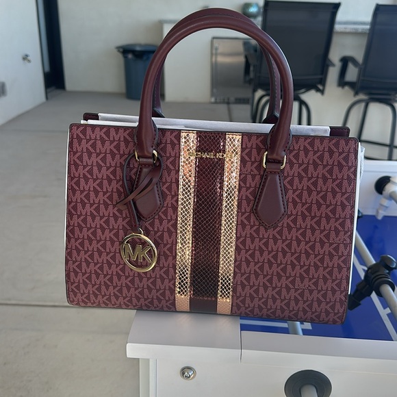 BRAND NEW MICHAEL KORS BAG! Rose gold stripe on front! Burgundy colors! - Picture 10 of 17